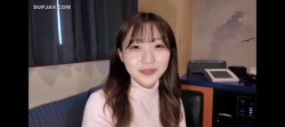 大学生在沙发上尝试群交