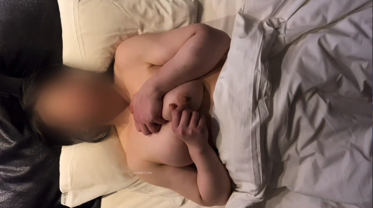 颜值爆表~【偷走一头猪】洗澡直播 女神首上道具，只被三个男人开发过的嫩穴，敞开了看